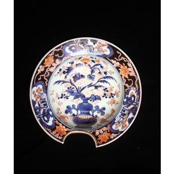 古伊万里染錦花籠文髭皿　P075