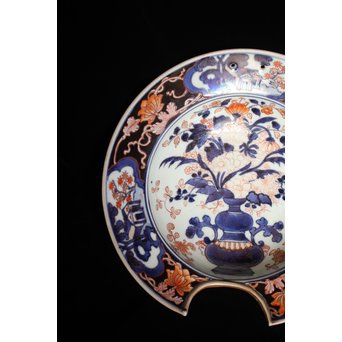 古伊万里染錦花籠文髭皿　P075 