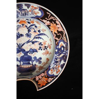 古伊万里染錦花籠文髭皿　P075 