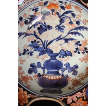 古伊万里染錦花籠文髭皿　P075 