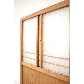 黄色ガラスの白木雪隠戸　GD1191 