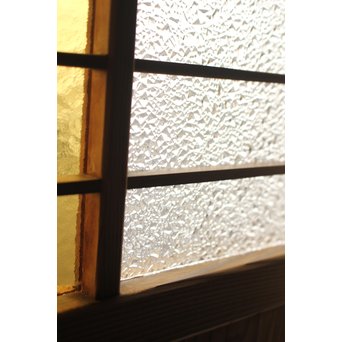 黄色ガラスの白木雪隠戸　GD1191 