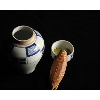 古伊万里 染付市松文茶壷　P082 