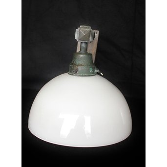 半球シェードのブラケット照明　A1898 正面から見ると少し曲がりが見られる様子です