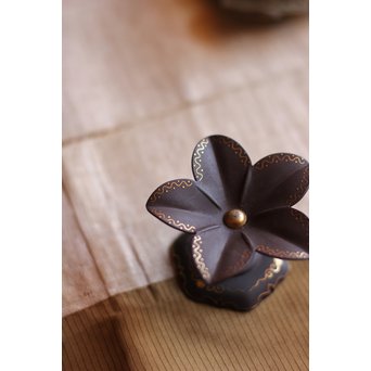 宗完箱 突羽根金象嵌鉄蓋置　M077