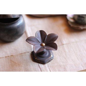 宗完箱 突羽根金象嵌鉄蓋置　M077 