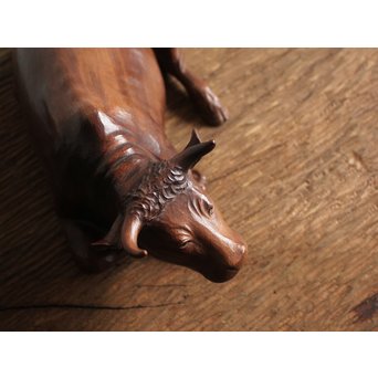 島田美晴 玉楠彫 木彫臥牛　X094 