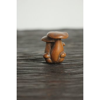 伊勢の正直 茸黄楊根付　X106 