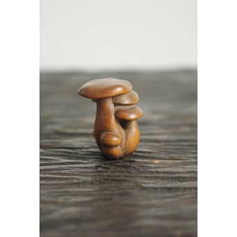 伊勢の正直 茸黄楊根付　X106 