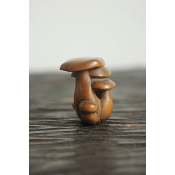 伊勢の正直 茸黄楊根付　X106 