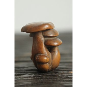 伊勢の正直 茸黄楊根付　X106 