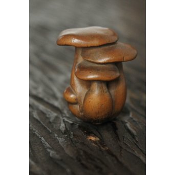 伊勢の正直 茸黄楊根付　X106 