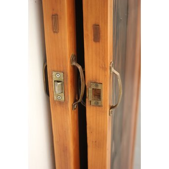 色変わりの両面雪隠戸 2枚1組　GD1209YD 片方にラッチが付いていて　両開きで使用されていた様子