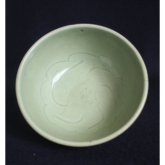 龍泉窯青磁茶碗 / 秀衡塗時代天目台　P132 