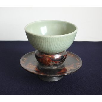 龍泉窯青磁茶碗 / 秀衡塗時代天目台　P132 