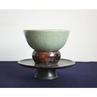 龍泉窯青磁茶碗 / 秀衡塗時代天目台　P132 