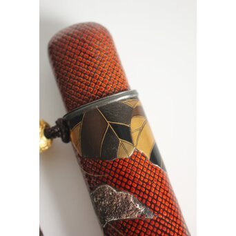 池田泰真 金唐革製 煙草入 泰真蒔絵筒/彫金四君子緒締/神仏目貫　Q056 