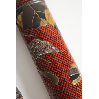 池田泰真 金唐革製 煙草入 泰真蒔絵筒/彫金四君子緒締/神仏目貫　Q056 