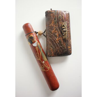 池田泰真 金唐革製 煙草入 泰真蒔絵筒/彫金四君子緒締/神仏目貫　Q056
