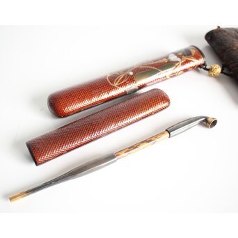 池田泰真 金唐革製 煙草入 泰真蒔絵筒/彫金四君子緒締/神仏目貫　Q056 