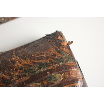 池田泰真 金唐革製 煙草入 泰真蒔絵筒/彫金四君子緒締/神仏目貫　Q056 