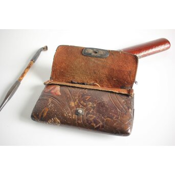 池田泰真 金唐革製 煙草入 泰真蒔絵筒/彫金四君子緒締/神仏目貫　Q056 