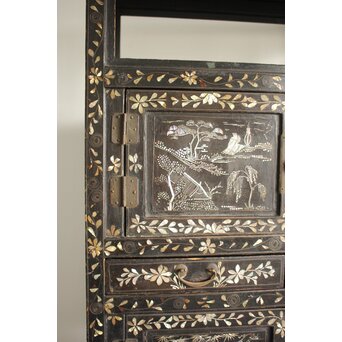 李朝 貴族屋敷内室手 人物草花文 螺鈿飾棚　Q059 