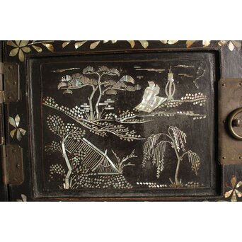 李朝 貴族屋敷内室手 人物草花文 螺鈿飾棚　Q059 