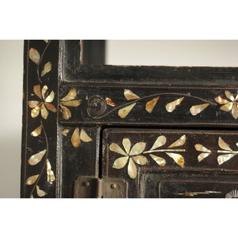 李朝 貴族屋敷内室手 人物草花文 螺鈿飾棚　Q059 