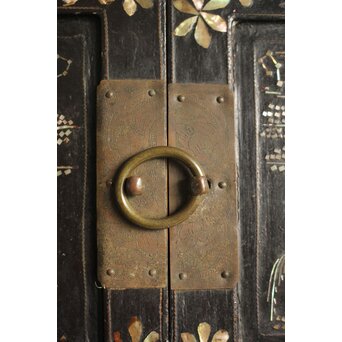 李朝 貴族屋敷内室手 人物草花文 螺鈿飾棚　Q059 