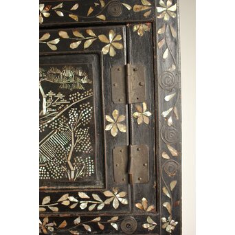 李朝 貴族屋敷内室手 人物草花文 螺鈿飾棚　Q059 