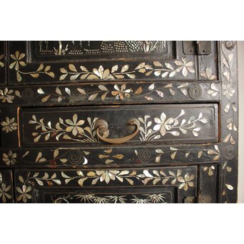 李朝 貴族屋敷内室手 人物草花文 螺鈿飾棚　Q059 