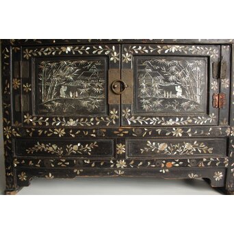 李朝 貴族屋敷内室手 人物草花文 螺鈿飾棚　Q059 