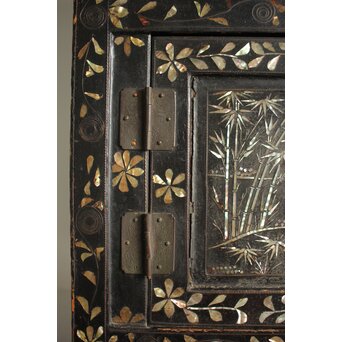 李朝 貴族屋敷内室手 人物草花文 螺鈿飾棚　Q059 