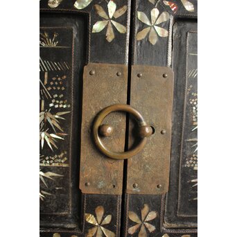 李朝 貴族屋敷内室手 人物草花文 螺鈿飾棚　Q059 