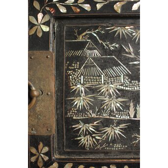 李朝 貴族屋敷内室手 人物草花文 螺鈿飾棚　Q059 