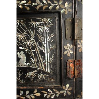 李朝 貴族屋敷内室手 人物草花文 螺鈿飾棚　Q059 