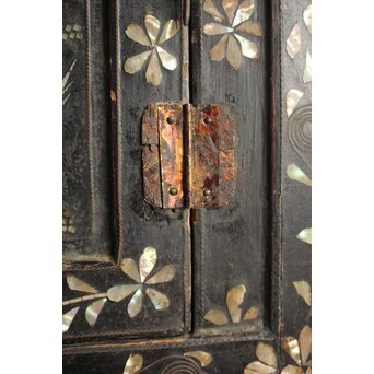 李朝 貴族屋敷内室手 人物草花文 螺鈿飾棚　Q059 