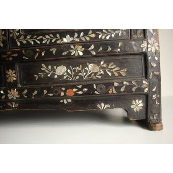 李朝 貴族屋敷内室手 人物草花文 螺鈿飾棚　Q059 