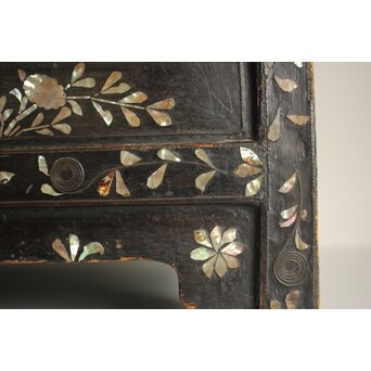 李朝 貴族屋敷内室手 人物草花文 螺鈿飾棚　Q059 