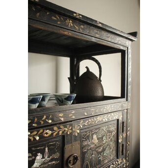 李朝 貴族屋敷内室手 人物草花文 螺鈿飾棚　Q059 