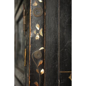 李朝 貴族屋敷内室手 人物草花文 螺鈿飾棚　Q059 