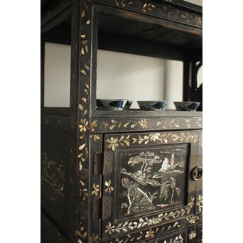 李朝 貴族屋敷内室手 人物草花文 螺鈿飾棚　Q059 