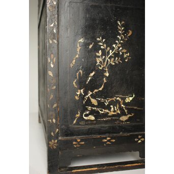 李朝 貴族屋敷内室手 人物草花文 螺鈿飾棚　Q059 