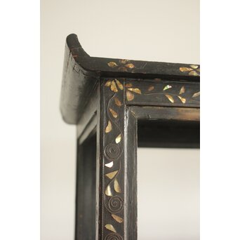 李朝 貴族屋敷内室手 人物草花文 螺鈿飾棚　Q059 