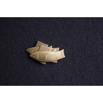 大須賀喬 銀彫金魚 帯留　M129