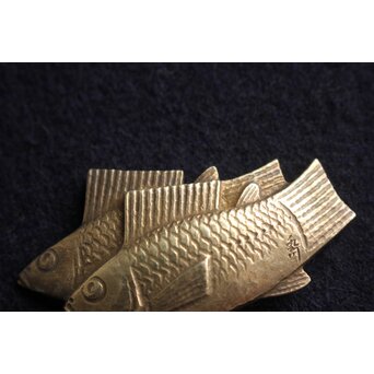 大須賀喬 銀彫金魚 帯留　M129 