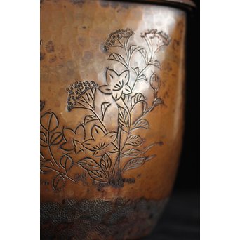 大内薬缶系 一政銘 秋草蹴鏨 鍍金建水/水指　M137 