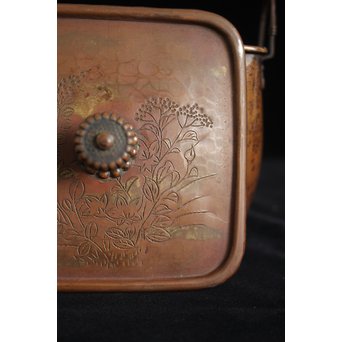 大内薬缶系 一政銘 秋草蹴鏨 鍍金建水/水指　M137 