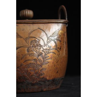 大内薬缶系 一政銘 秋草蹴鏨 鍍金建水/水指　M137 